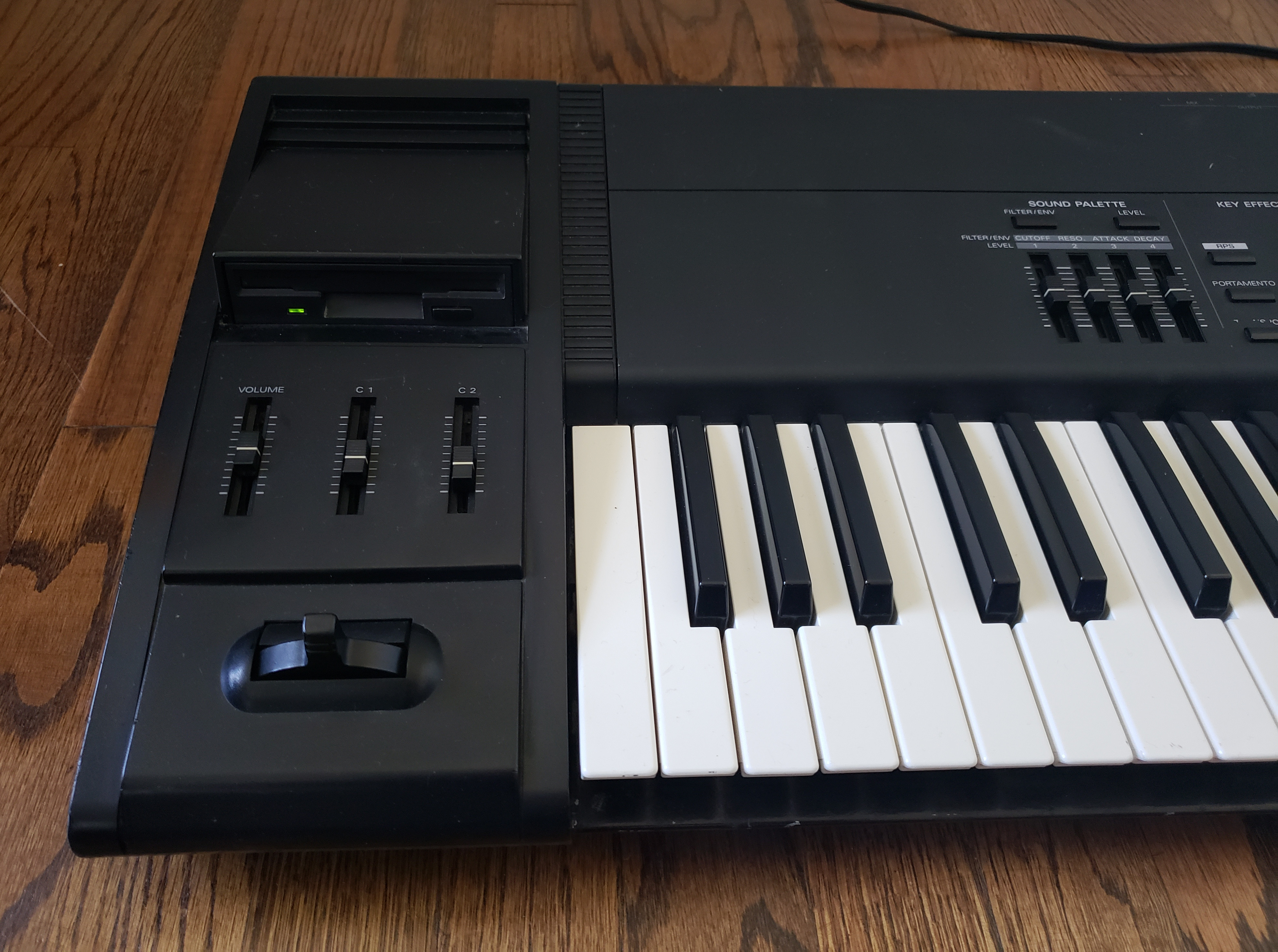 Roland XP-80 photo gallery - Syntaur