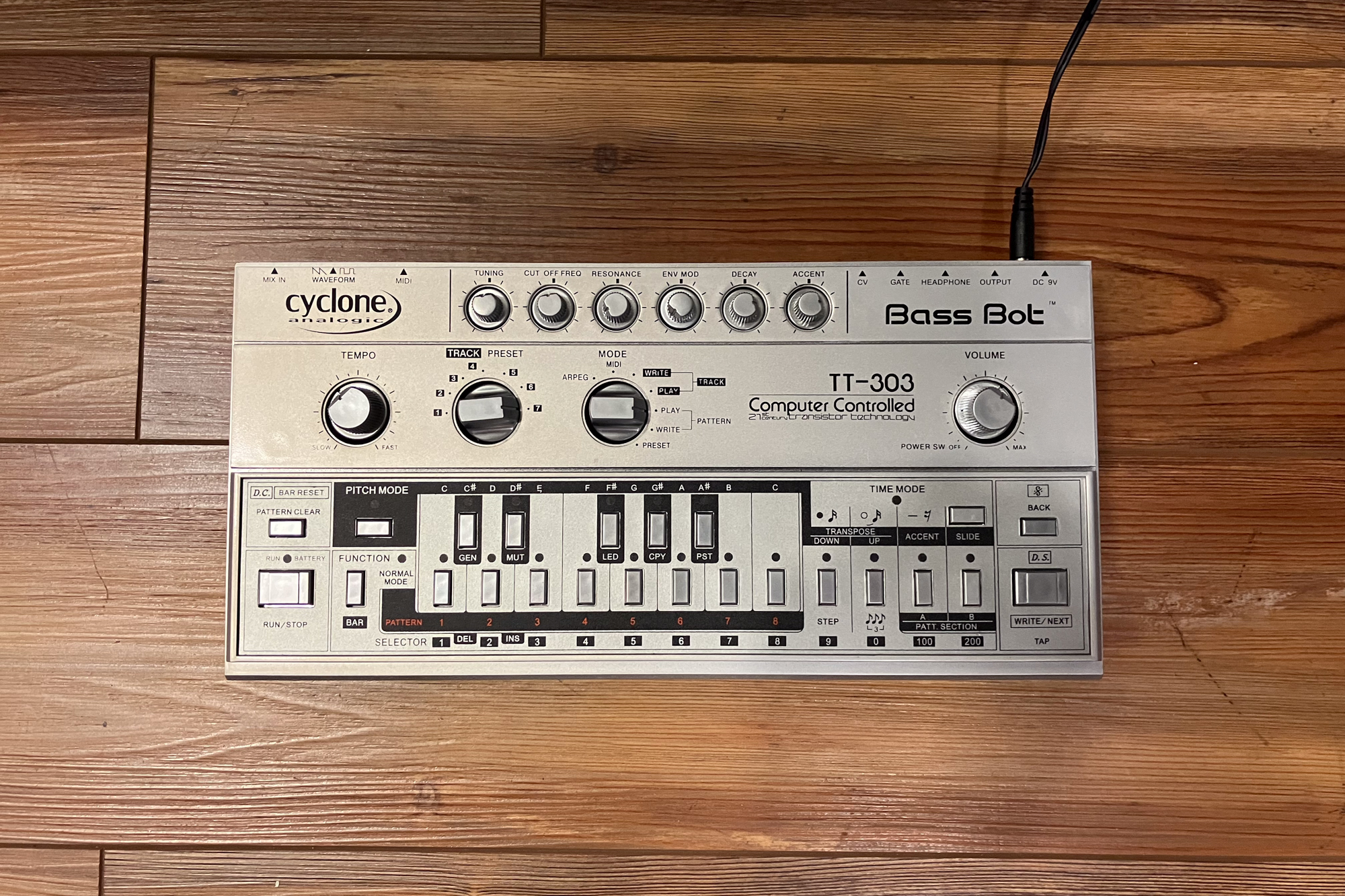 Cyclone Analogic TT-303 Bass Bot V1